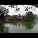 Die The-Huc-Brücke in Hanoi zur Insel mit dem Jadeberg-Tempel im Hoan-Kiem-See